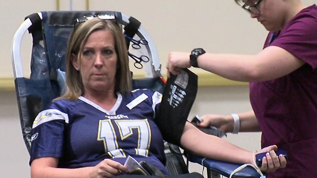 Fans, players connect at annual Chargers Blood Drive