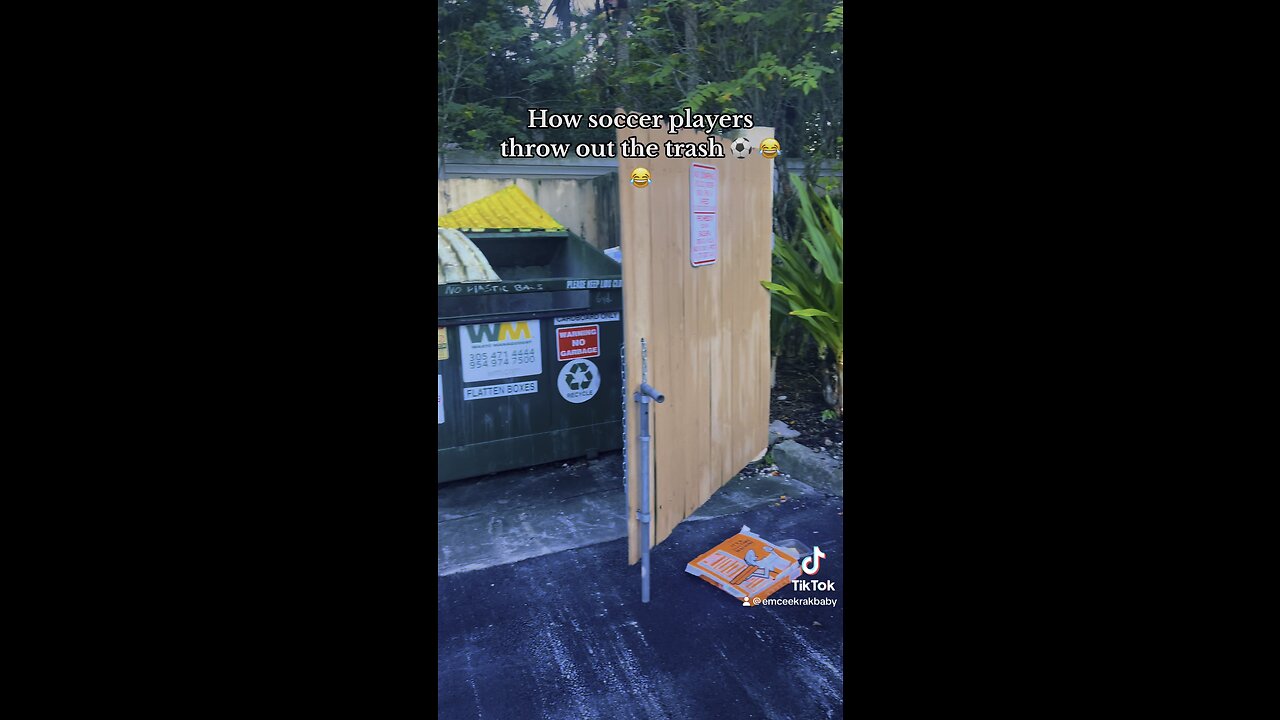 How soccer players throw out the trash ⚽️🤣🤣