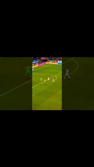 🇸🇪 Robin Olsen finds Alexander Isak 😏 #shorts #football #clips #shortsfeed