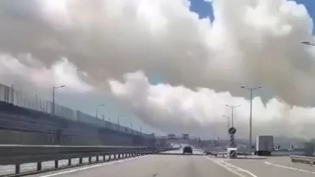🔥 Кримський міст весь у диму. Тренування окупантів (жест доброї волі) з відступу з півострова.