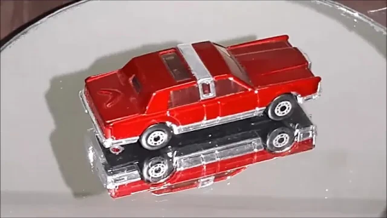 Diecast model cars cracking open: Matchbox Superfast 1985 Lincoln Town Car