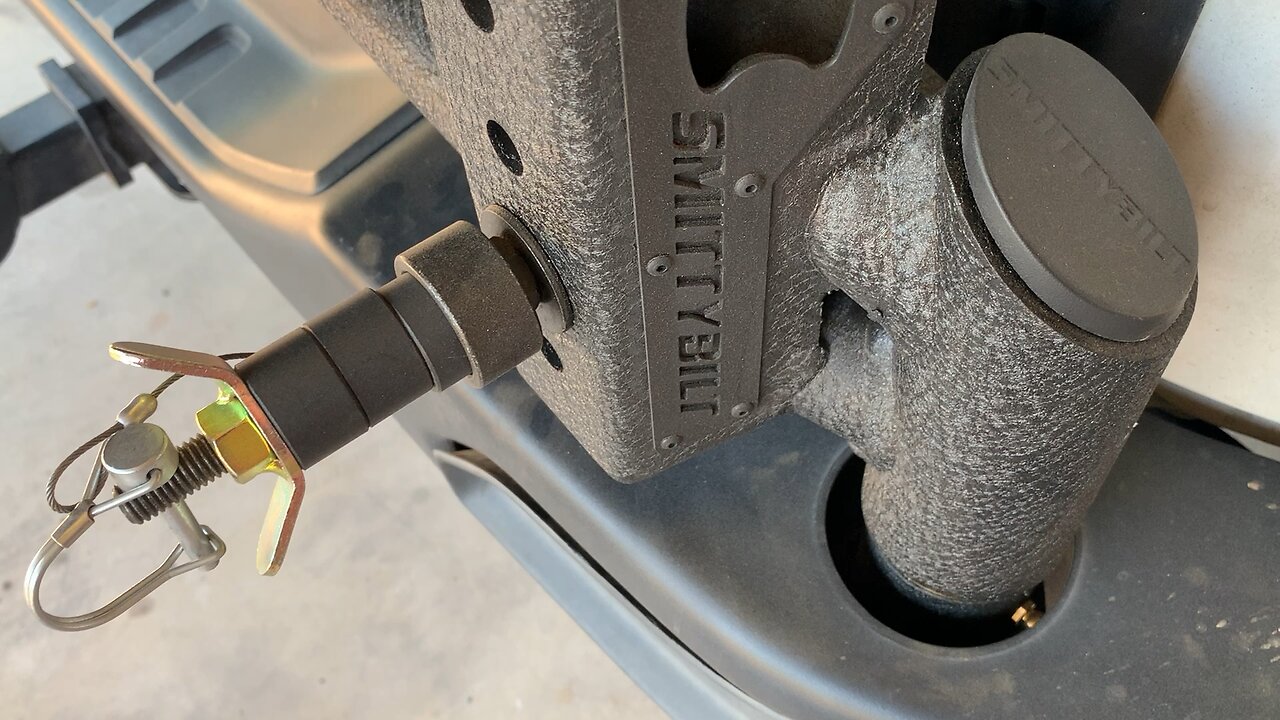 Smittybilt tire carrier Rotopax detail