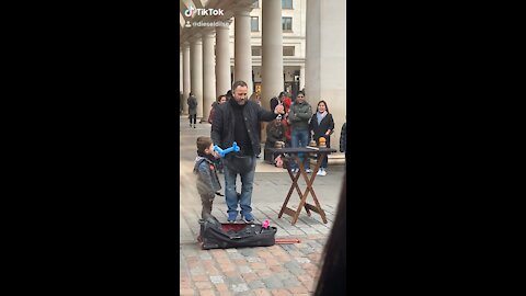 London street magician fools two kids .. lol