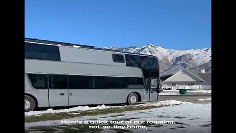 This family of 8 live in a bus and it looks amazing... 🚌😱