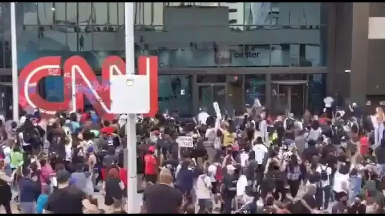 Sede CNN presa a sassate dalla folla