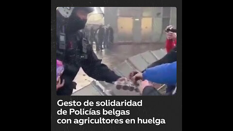 Policías belgas ofrecen chocolates a agricultores en protesta