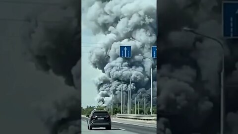 La tienda Ozon en llamas en la región de Moscú. Más de mil personas fueron evacuadas del edificio.