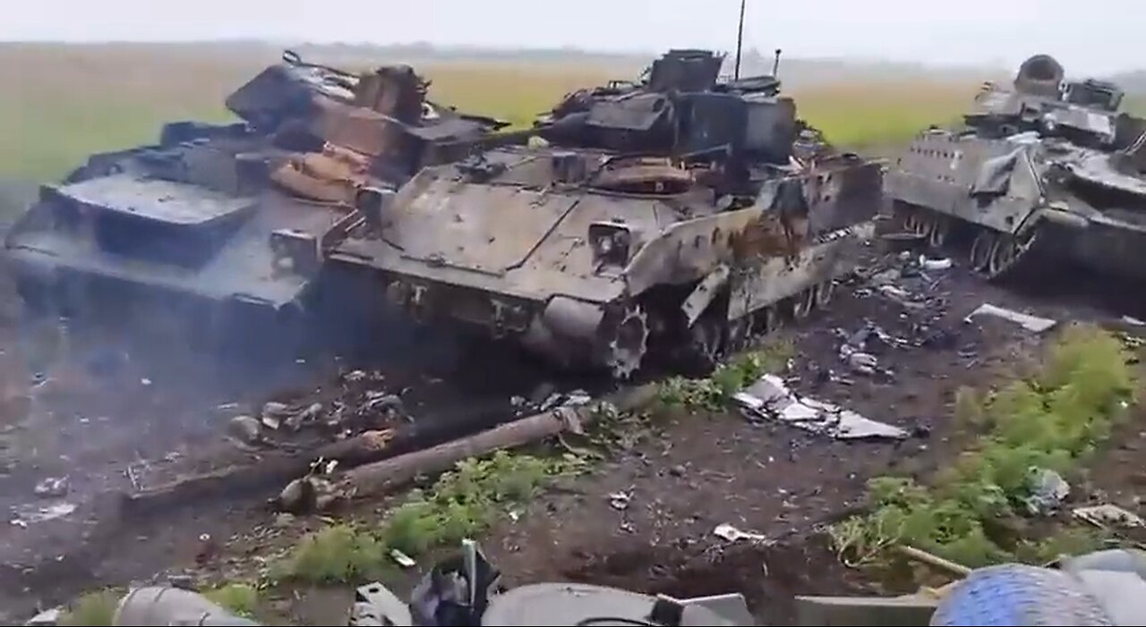 Footage of 2 Ukrainian tanks passing through a tank graveyard in Zaporozhye