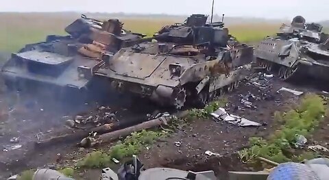 Footage of 2 Ukrainian tanks passing through a tank graveyard in Zaporozhye