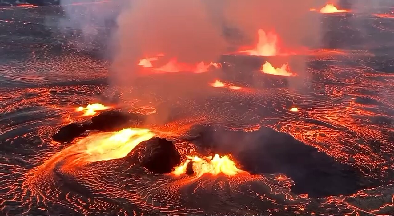 Hawaii volcano erupts again