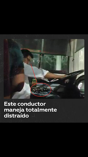 Graban a conductor que maneja totalmente distraído