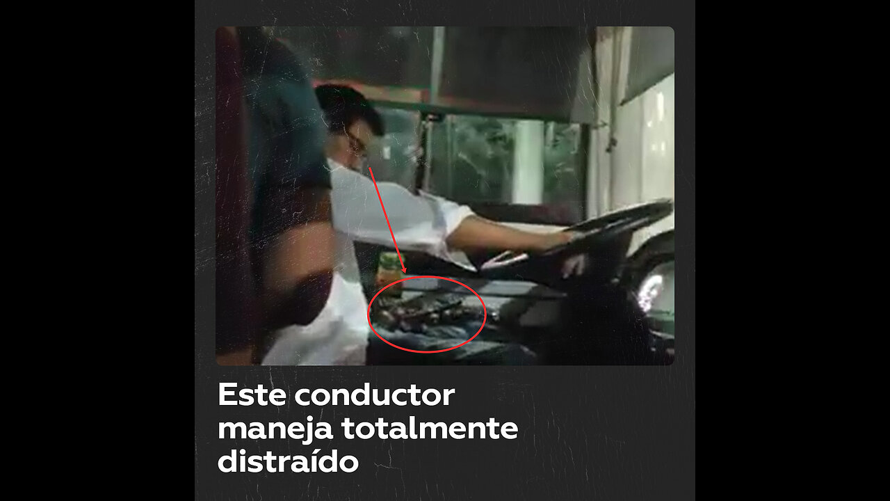 Graban a conductor que maneja totalmente distraído