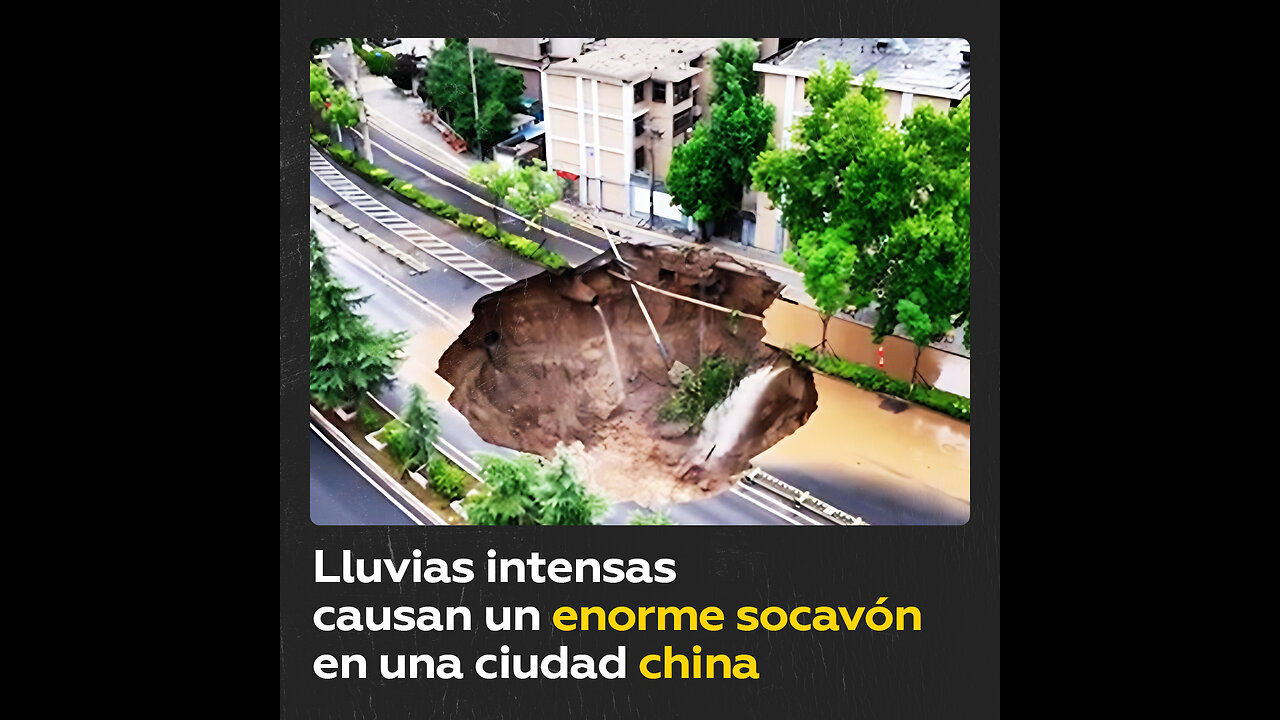 Se forma un socavón en una autopista de China