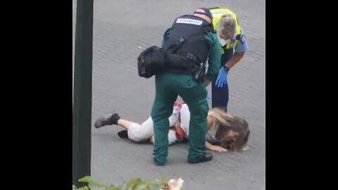 🇦🇺 Police Elbowed her and pushed down on her sternum so hard she heard it crack.