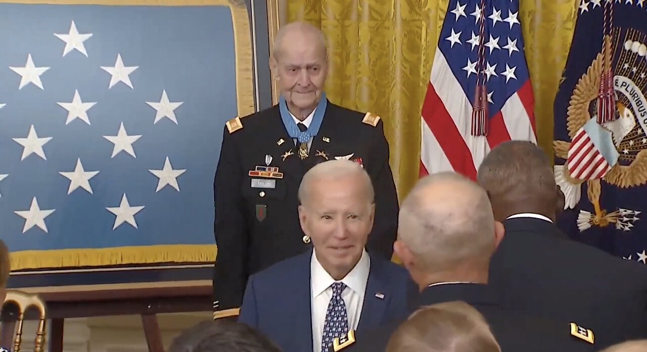 Biden walks out in middle of Medal of Honor ceremony, even press stunned