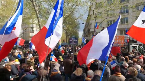 Manifestation contre le pass vaccinal Place Pierre Laroque à Paris le 02/04/2022 - Vidéo 1