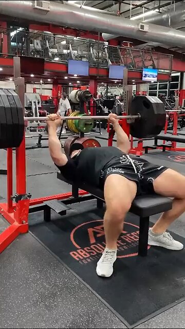 Man tries to bench press 405 pounds with no spotter and finds out.