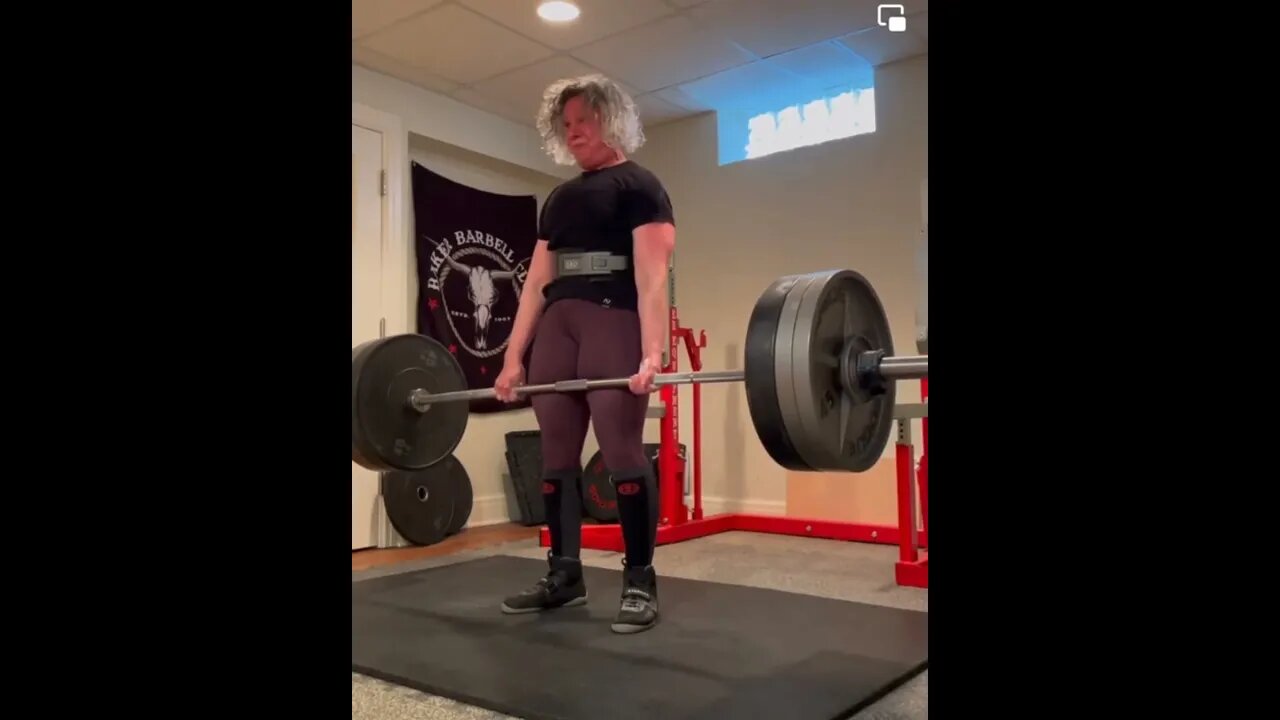 SENHORA DE 70 ANOS DE IDADE E PEGANDO 145KG NO LEVANTAMENTO TERRA #Shorts