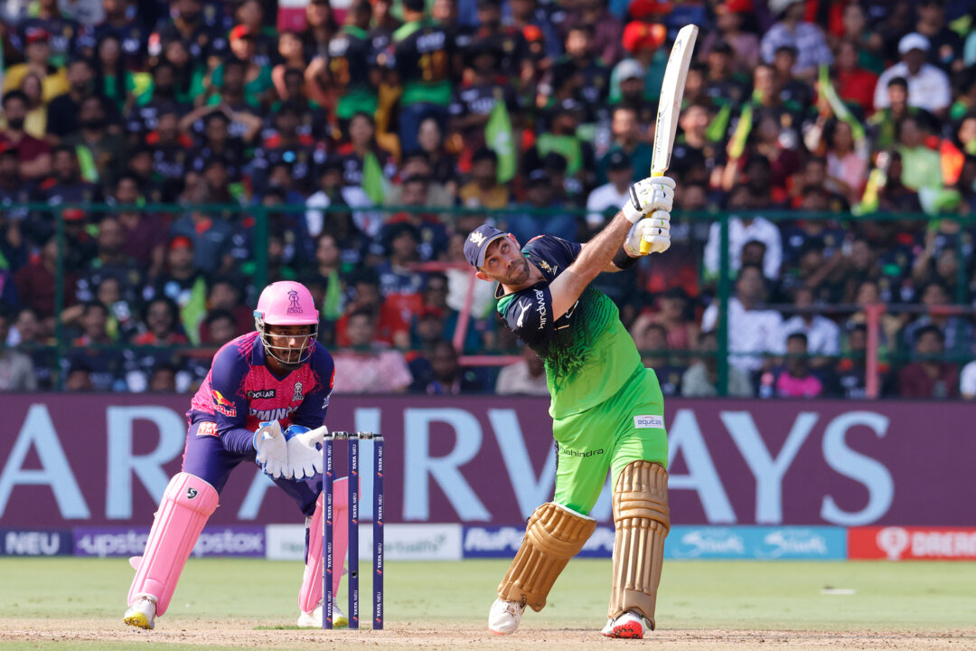 Stand & deliver: Maxwell's powerful six off Ashwin