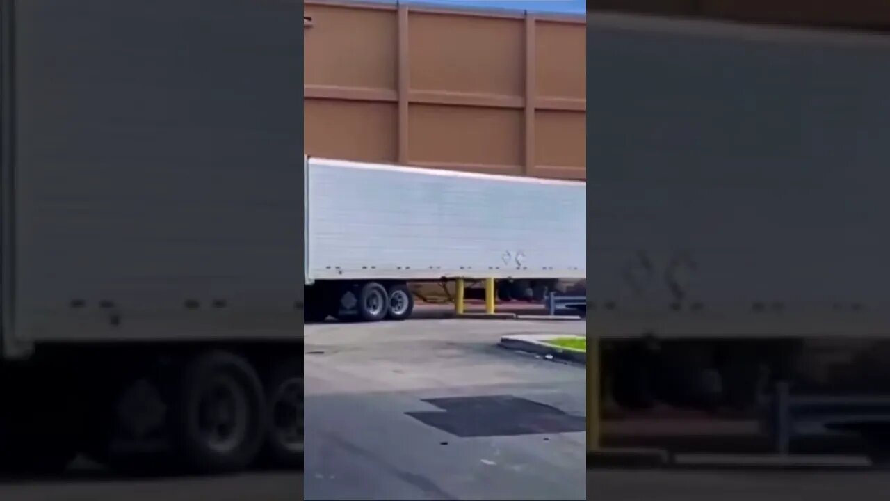 How did the truck driver not notice this!🤯#shorts #oops #crash #truckdriver #semitruck