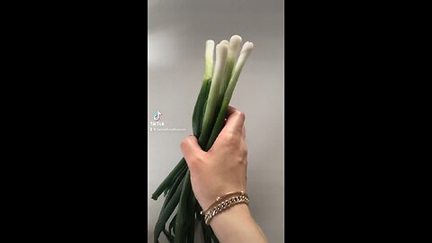 Potatoes 🥔 with chicken 🍗 and some fresh salad 🥗 with water 💧 and onion 🧅 for lunch 🥙 enjoy ☺️