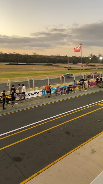 R33 Skyline vs Trackhawk