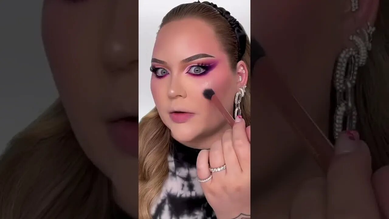 nikkietutorials shorts - definitely not a clown