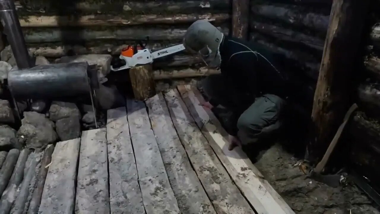 hiding in a huge dugout during a snow storm, spending the night in bushcraft shelter * 17