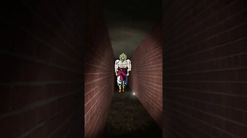 Piccolo sendo perseguido por Broly no labirinto subterrâneo