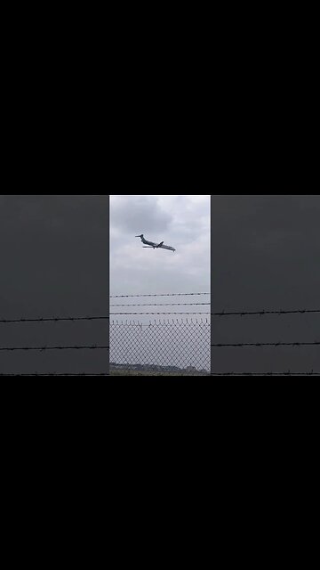 Plane caught on camera landing at JKIA KENYA #airplane #planespotting #shorts