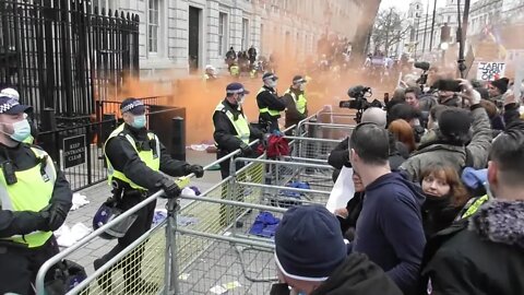 ORANGE SMOKE FLARE THROWN IN TO DOWNING STREET #METPOLICE