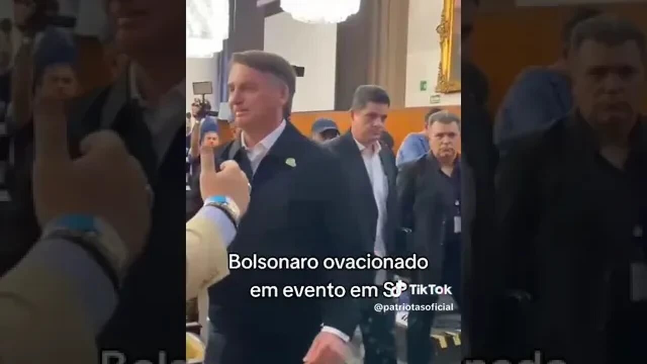 BOLSONARO É OVACIONADO EM SÃO PAULO. POR ISSO O LADRÃO O 0DEIA TANTO.