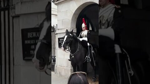 The kings gourd shouts get off the reins at husband wife #horseguardsparade