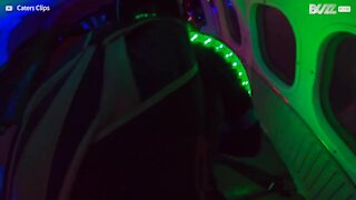 Skydivers iluminam o céu com fogo de artifício!