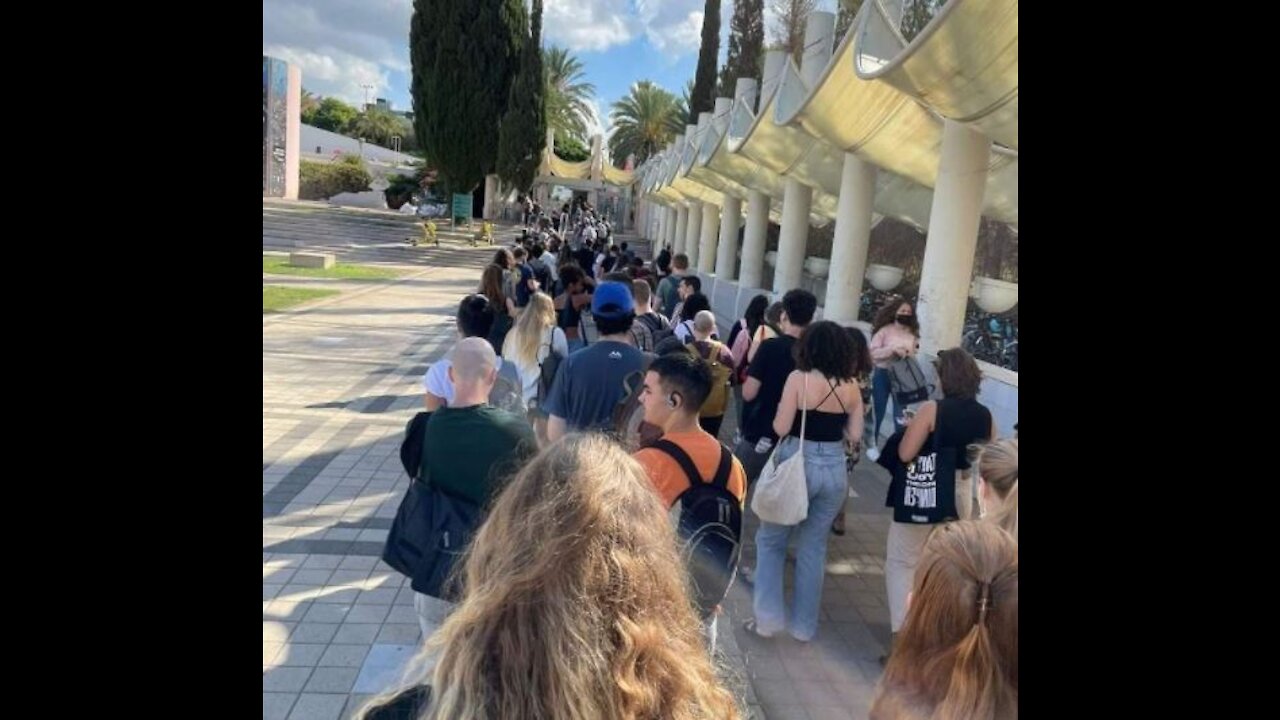 גל שלו בסרטון מחאה על התור של הסטונדטים לסלוק את עצמם עם הברקודים.