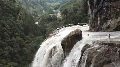 Cascata si riversa su una strada in Nepal