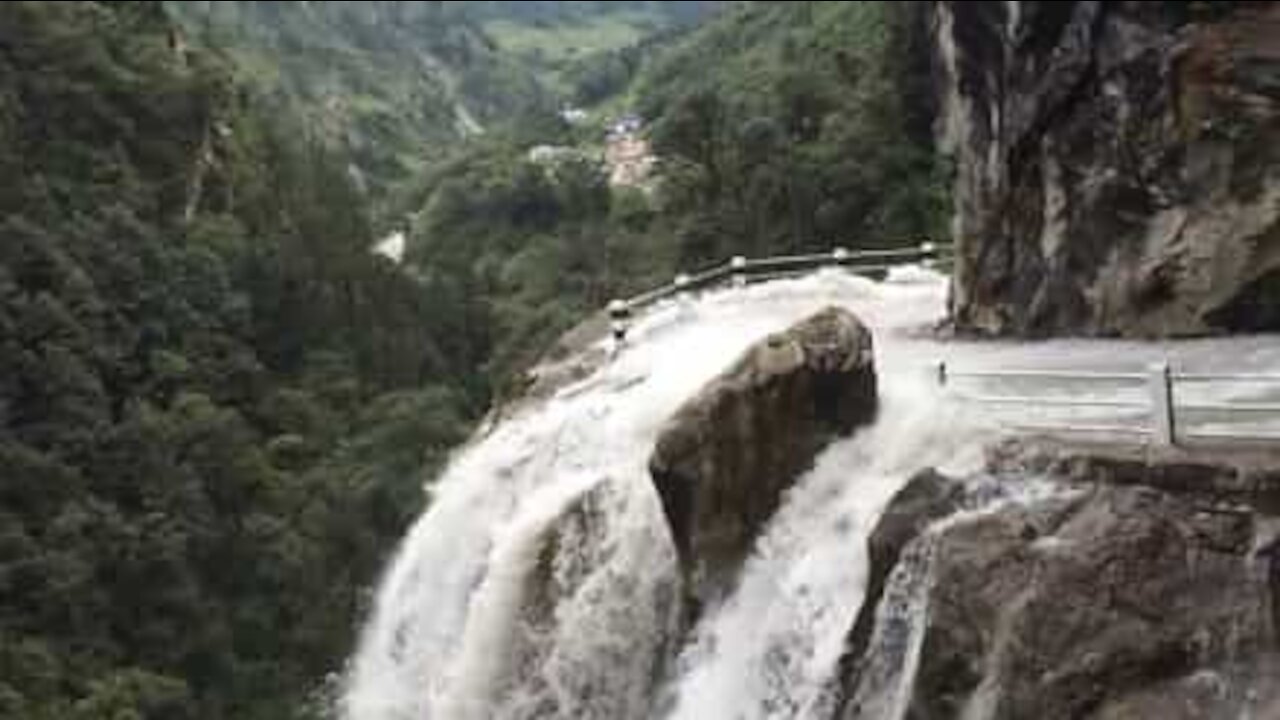 Cascata si riversa su una strada in Nepal