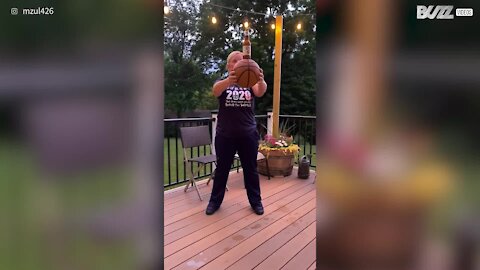 Senhora falha o Basketball Beer Challenge