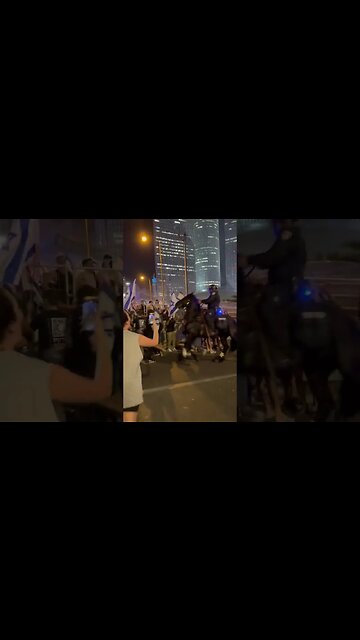 The police use horses in the direction of the crowd to drive back the protesters.