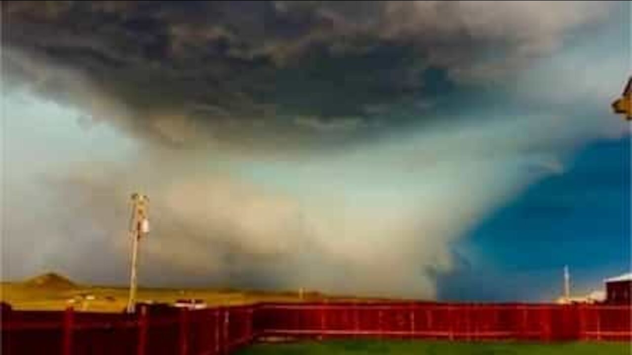 Morador registra início de tempestade apocalíptica