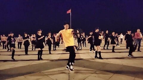 百人齐跳广场舞《一晃就老了》，小朋友也参与其中，片尾有教学喔【順能炫舞團】