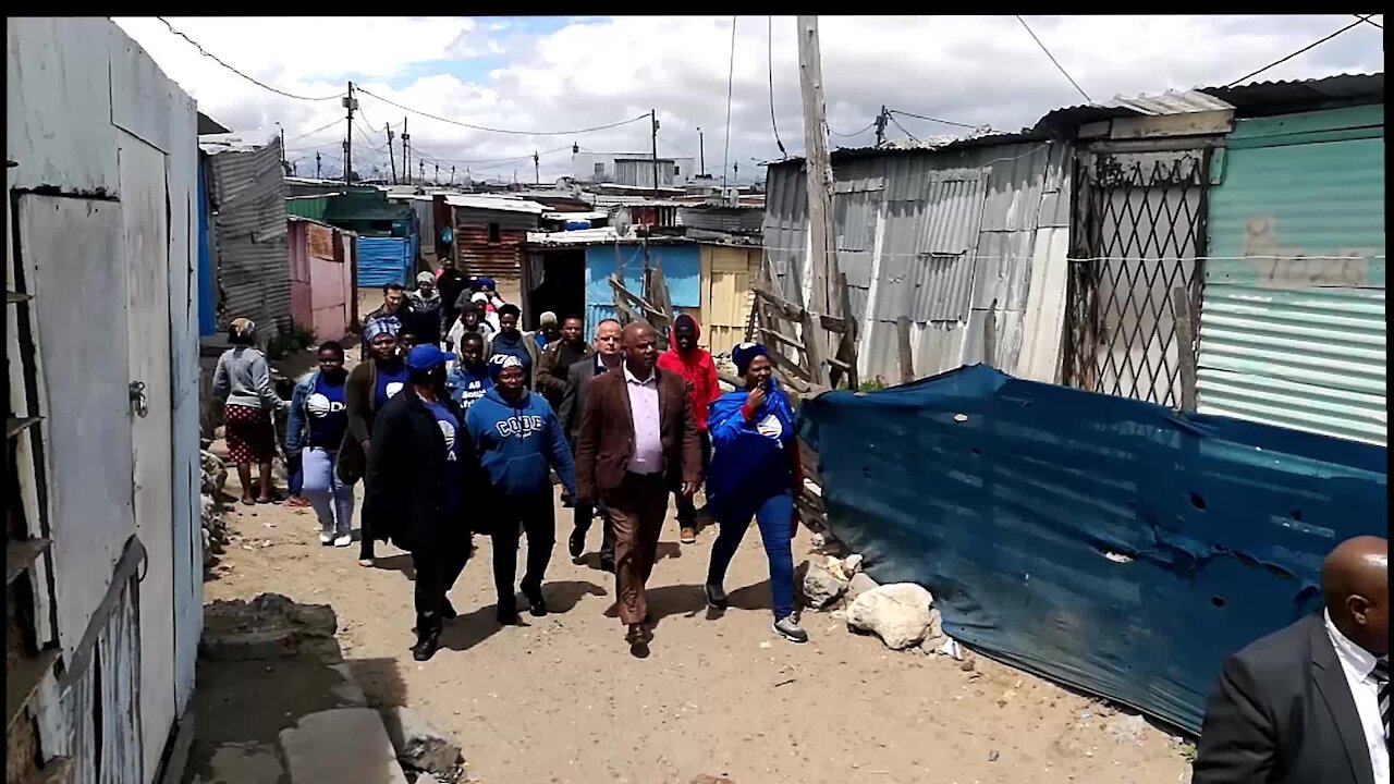 SOUTH AFRICA - Cape Town - DA Mayor-elect for Cape Town Dan Plato visiting Samora Machel (aoh)