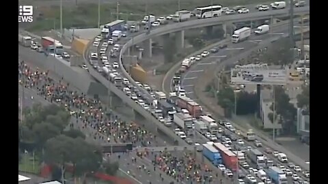 Australia - Construction workers block Melbourne bridge