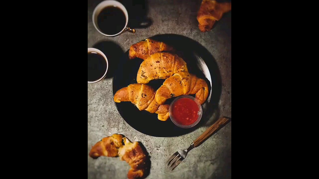 CHEESY GARLIC CROISSANTS