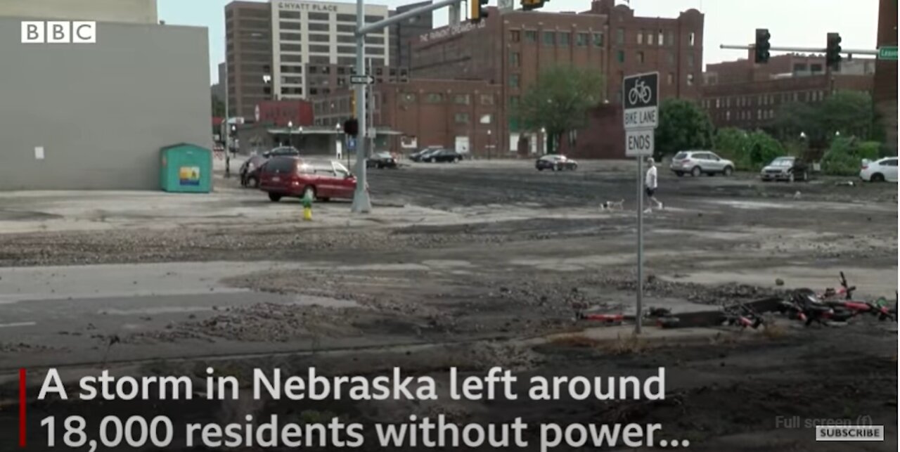 Friends trapped in flooding elevator during US storm - BBC News