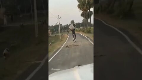 राहों में कांटे थे फिर भी ये चलना सीख गये ,े गांव के बच्चे है जो हर दर्द में जीना सीख गये ।