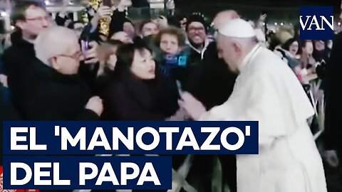 EL PAPA LE DA UN PUÑO A UNA MUJER QUE LE PIDE MISERICORDIA