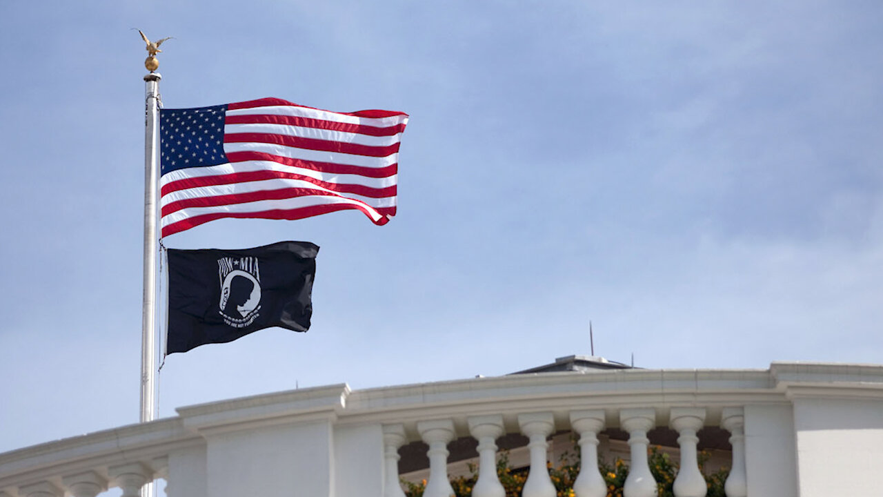 🔴🏴¿Qué significa la BANDERA NEGRA debajo de la de EE. UU. en la CASA BLANCA y el CAPITOLIO? 05-03-21
