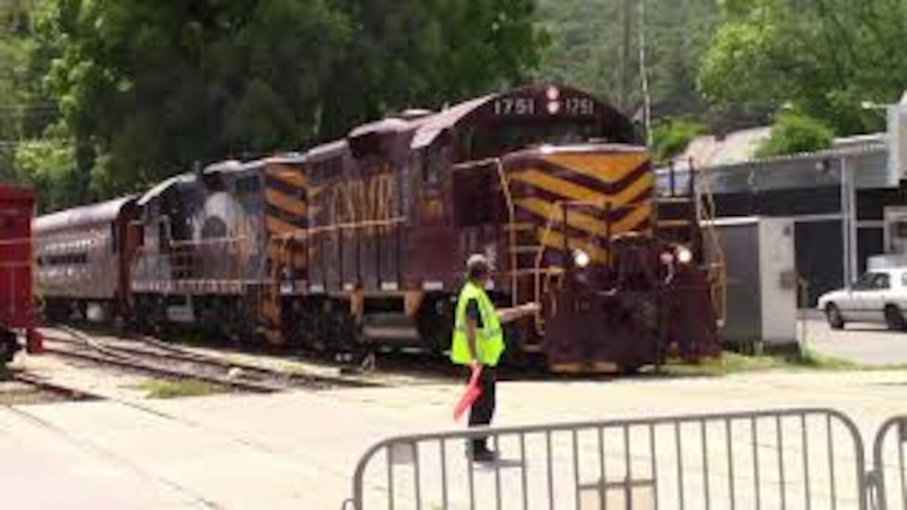 Great Smokey Mtns. Railroad trains in Bryson City | GSMR 3