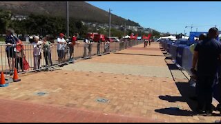 SOUTH AFRICA - Cape Town - Discovery World Cup Triathlon (Video) (83k)